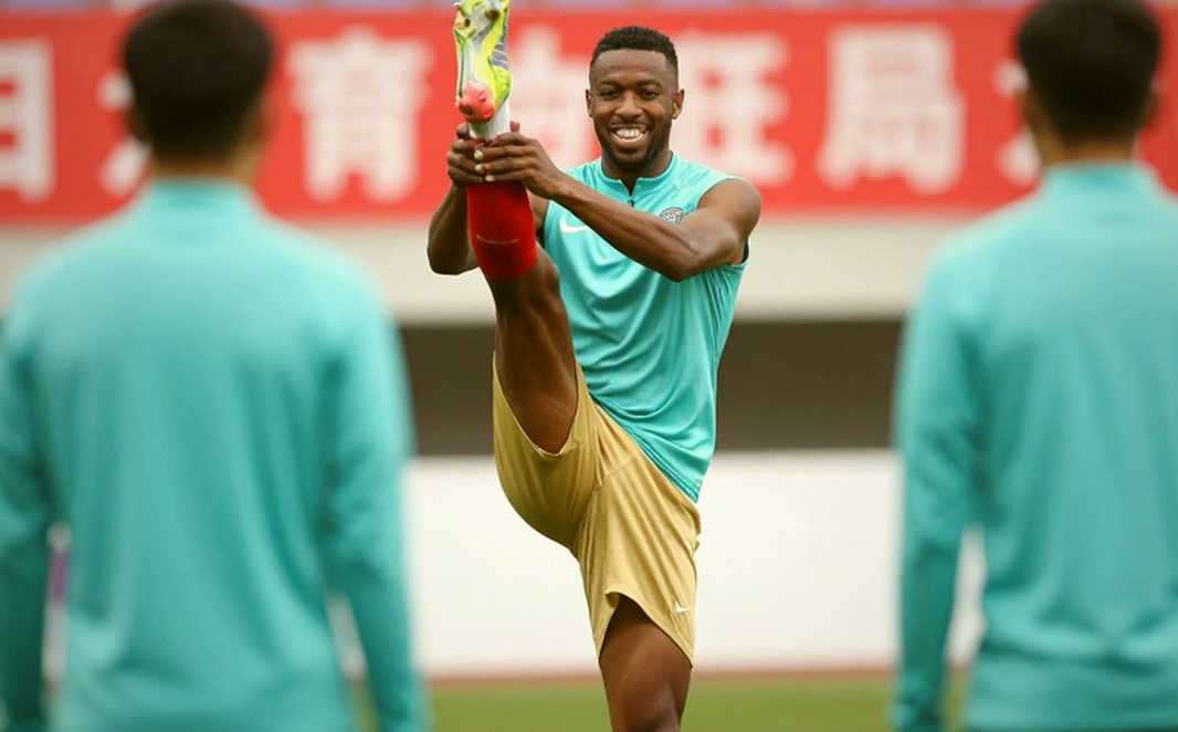 Bạo lực sân cỏ V-League 2026-2027: Ba pha bóng, hai tấm thẻ và khoảng trống kỷ luật không ai gọi tên