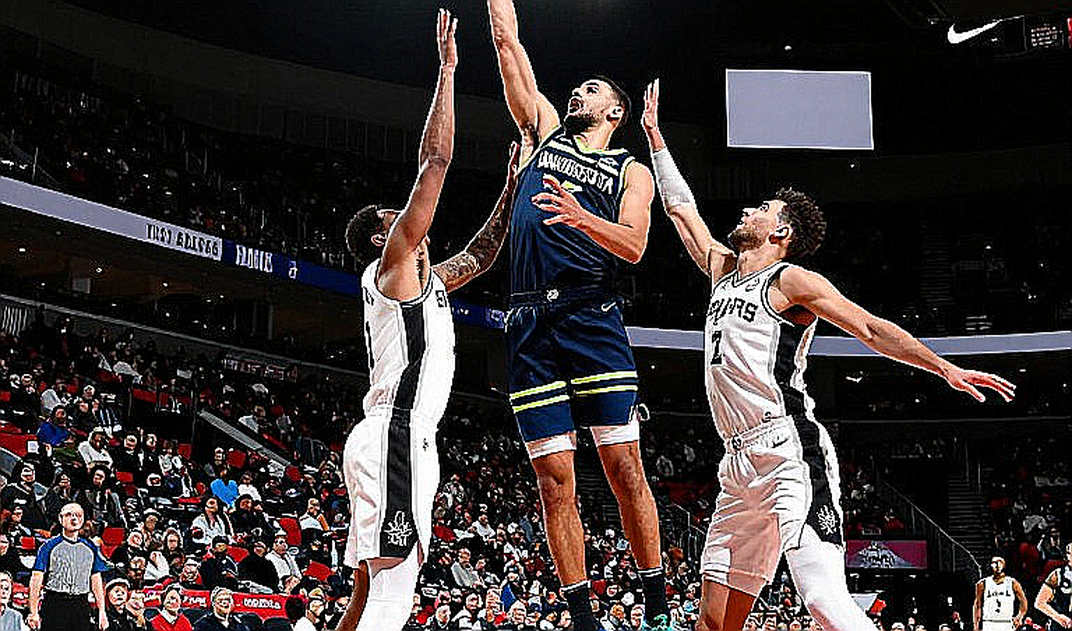 Tiếng gõ cửa Detroit và bản đồ nhiễu Kyrie Irving – Domantas Sabonis: Khi tin đồn NBA đi vòng qua apron