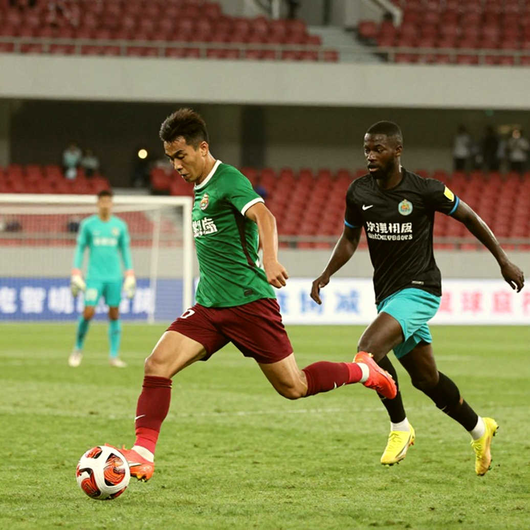 Ghế nóng V-League 2026: Vì sao ba trung vệ quay lại và cái giá của nó