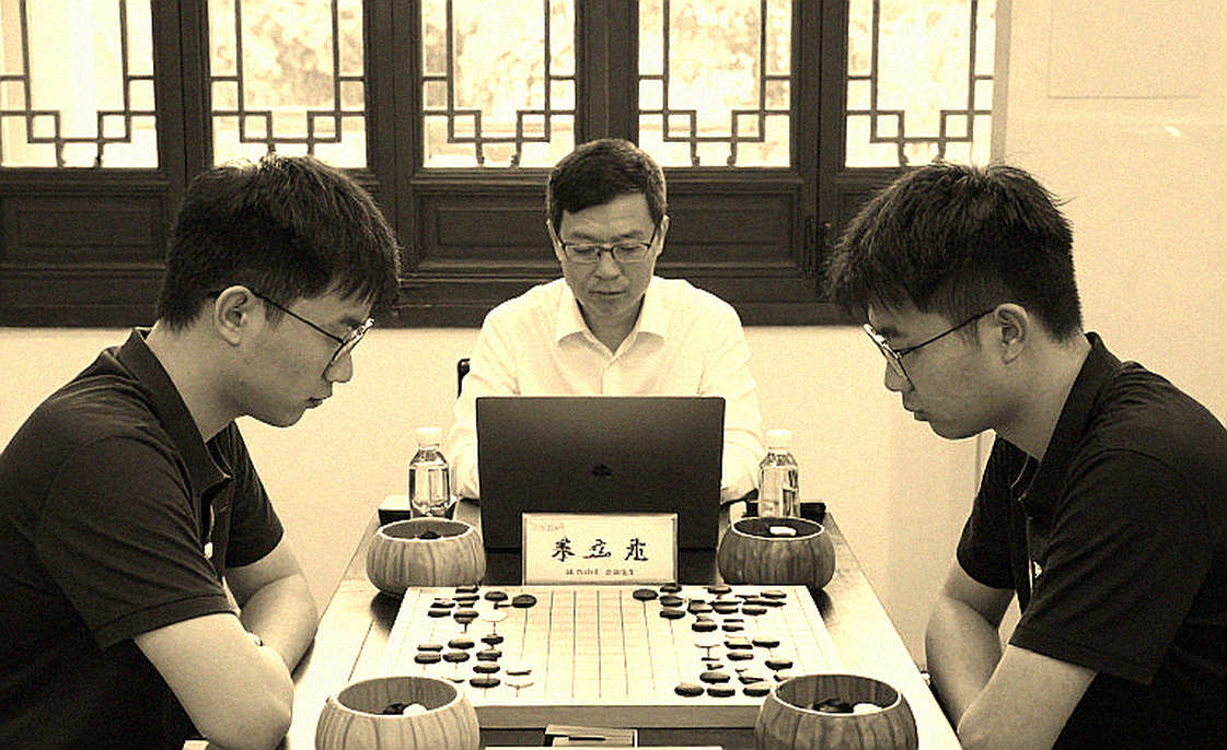 GCL 2026: Nepomniachtchi khiến Carlsen hoảng hốt, vượt qua Sindarov trên đồng hồ