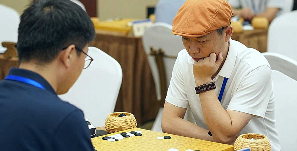Giải mã 743 tập "Game of the Week": Khi cờ vua sống bằng thói quen thứ Tư